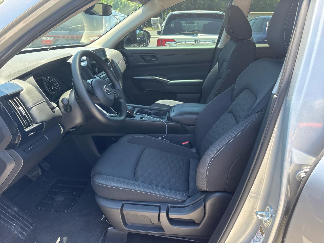 Nissan Pathfinder S 2025