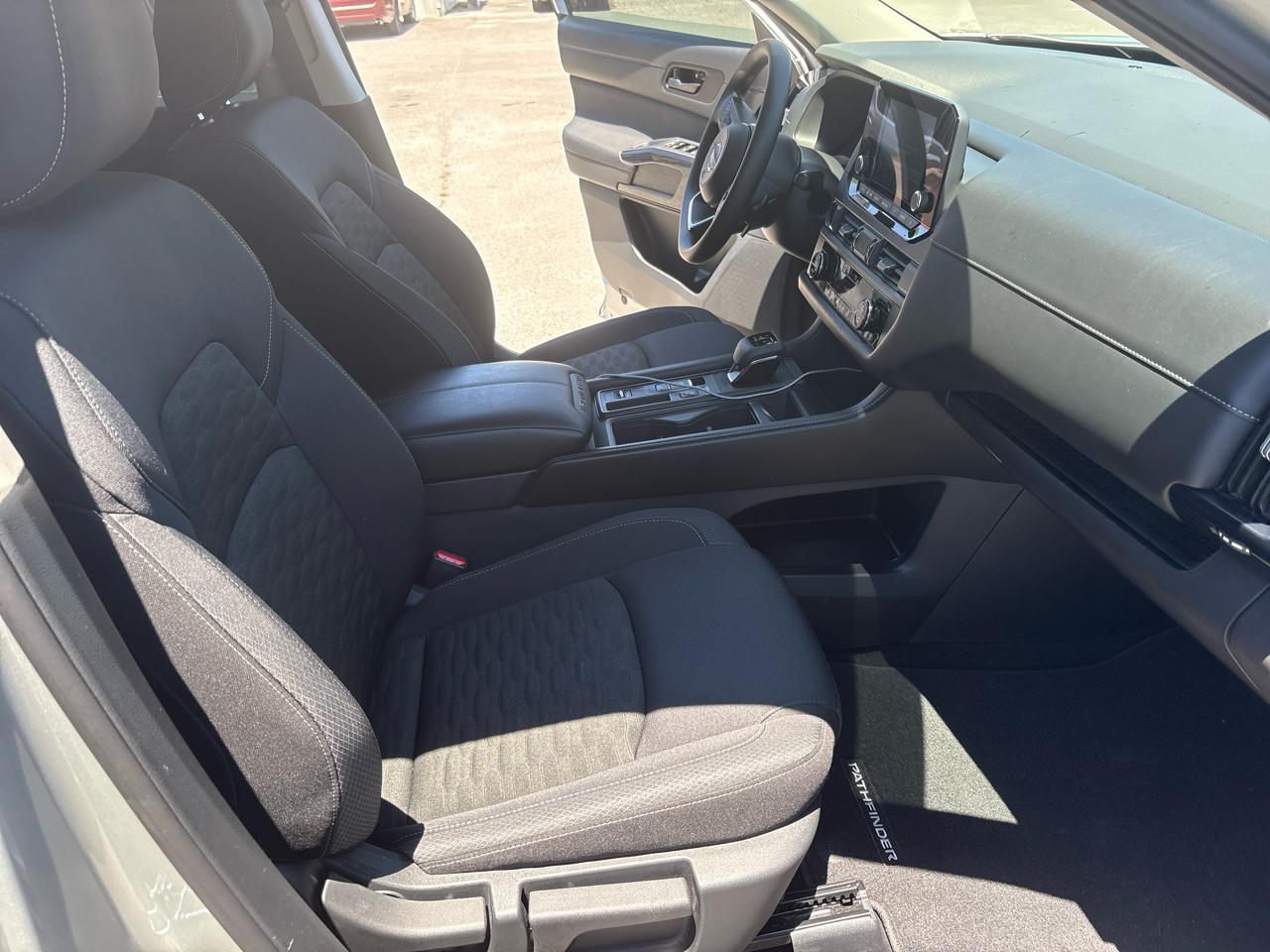 Nissan Pathfinder S 2025