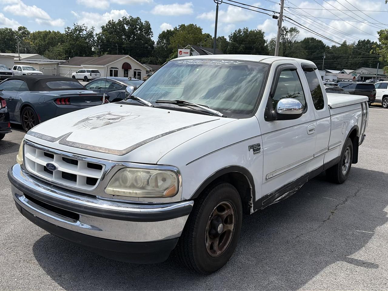 1998 Ford F-150 2WD Reg Cab 122.5" XLT