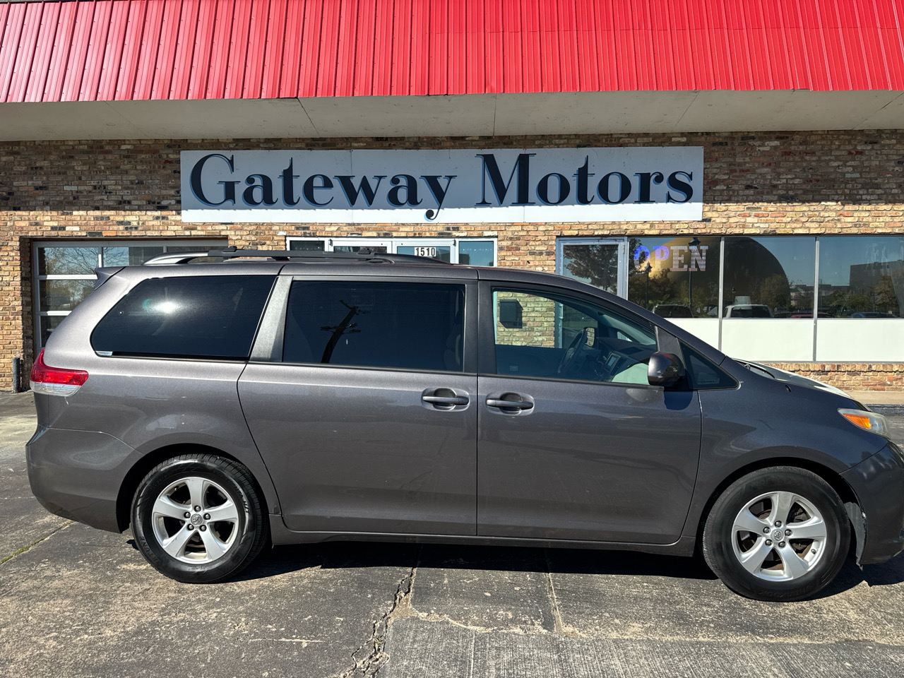 2014 Toyota Sienna LE's photo