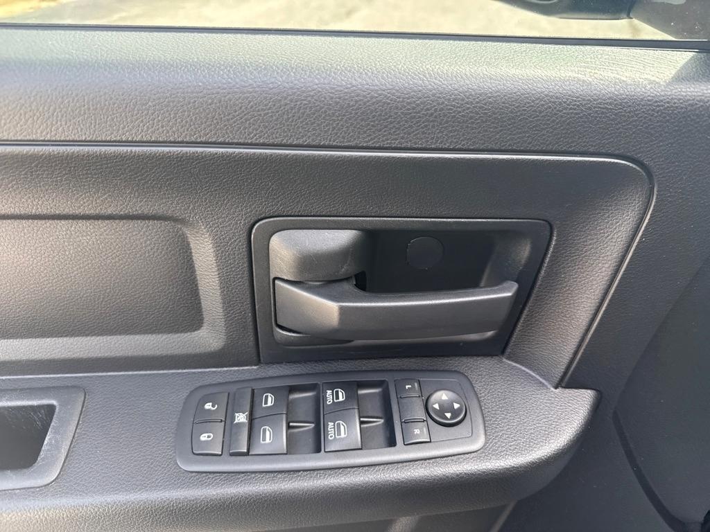 RAM 1500 Tradesman Crew Cab SWB 4WD 2017