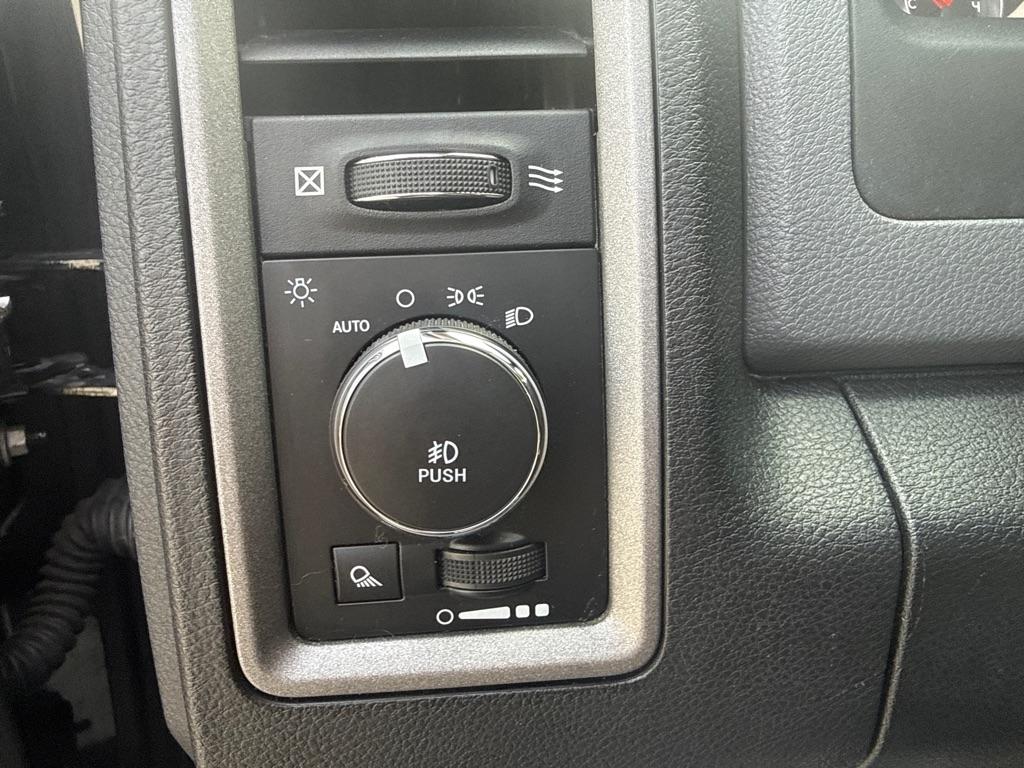 RAM 1500 Tradesman Crew Cab SWB 4WD 2017