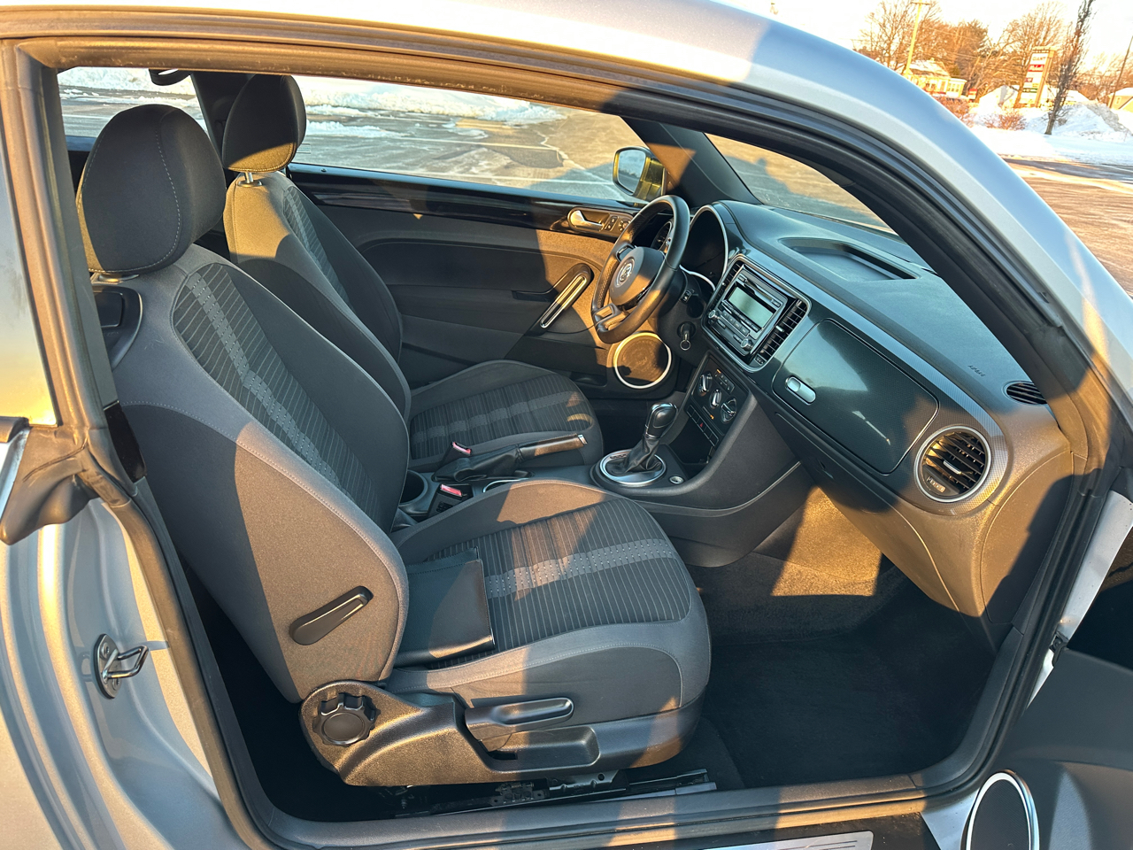 Volkswagen Beetle 2dr Cpe DSG 2.0T Turbo PZEV 2012