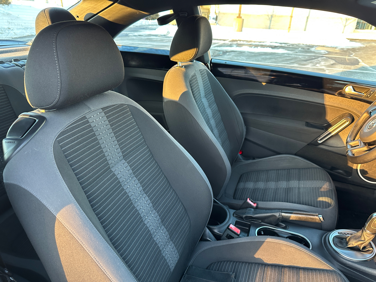 Volkswagen Beetle 2dr Cpe DSG 2.0T Turbo PZEV 2012