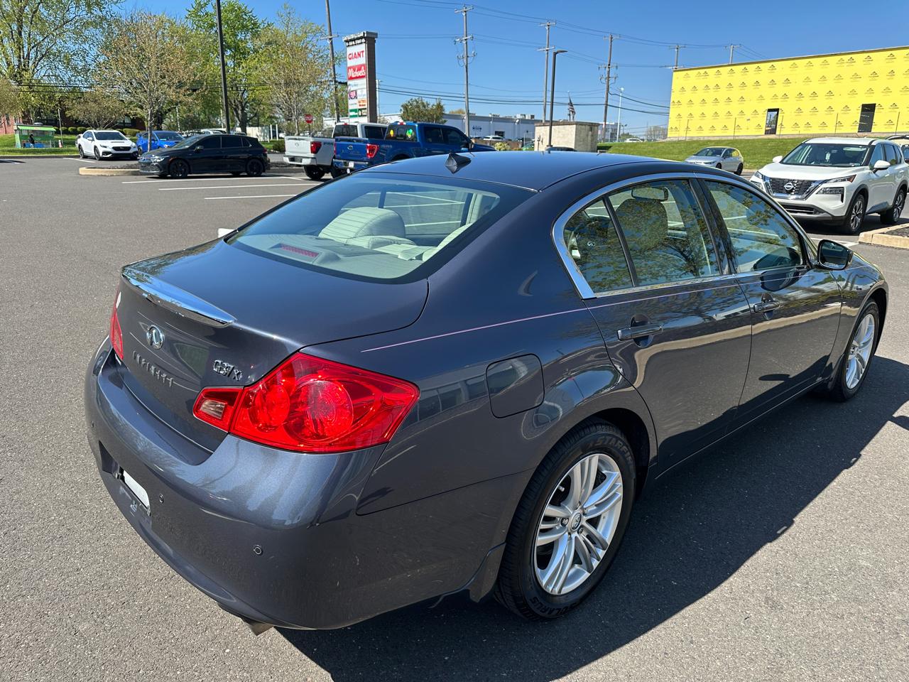 Infiniti G37 Sedan 4dr x AWD 2011