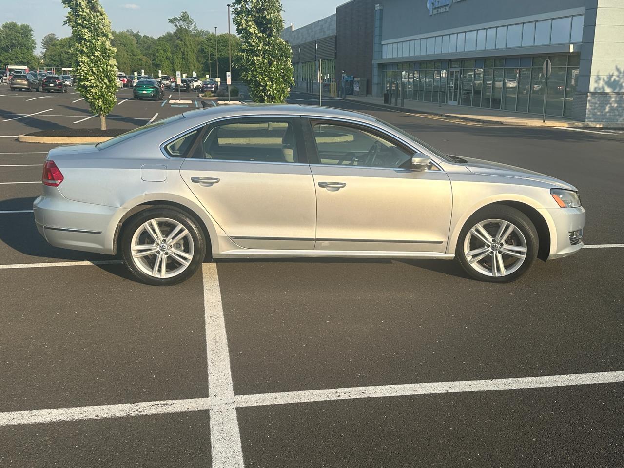 Volkswagen Passat 4dr Sdn 1.8T Auto SEL Premium 2014