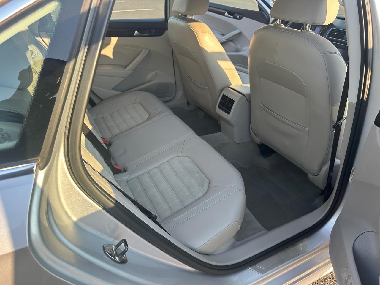 Volkswagen Passat 4dr Sdn 1.8T Auto SEL Premium 2014