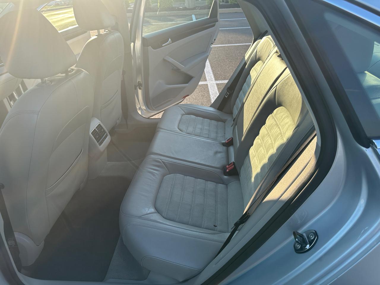 Volkswagen Passat 4dr Sdn 1.8T Auto SEL Premium 2014