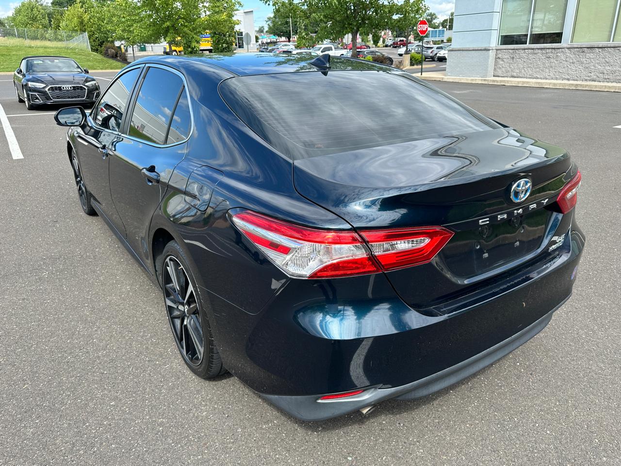 Toyota Camry Hybrid LE CVT (Natl) 2020