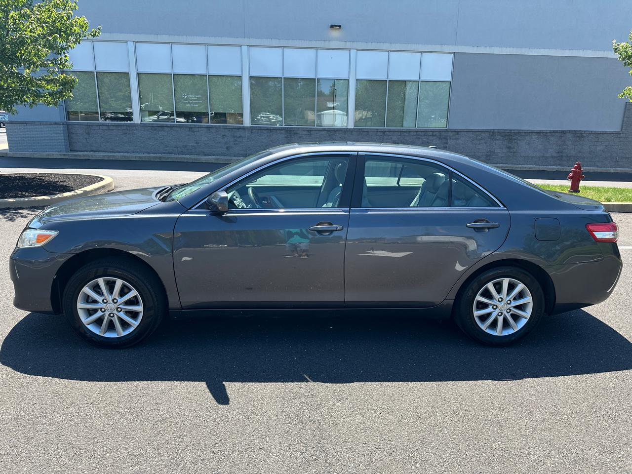Toyota Camry Hybrid XLE 4D Sedan 2010