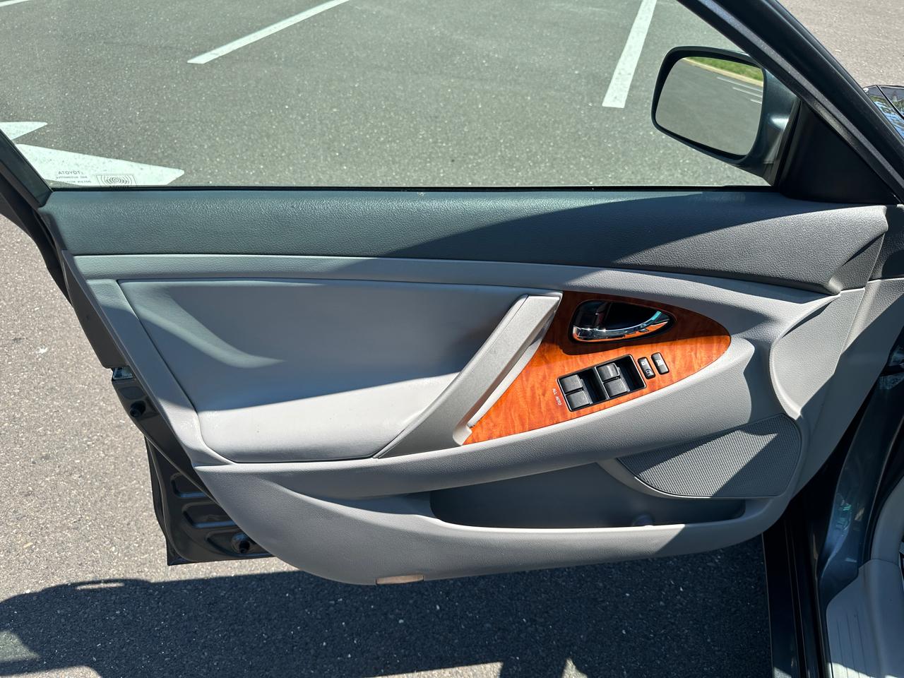 Toyota Camry Hybrid XLE 4D Sedan 2010