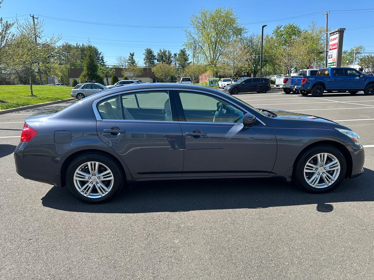 Infiniti G37 Sedan 4dr x AWD 2011