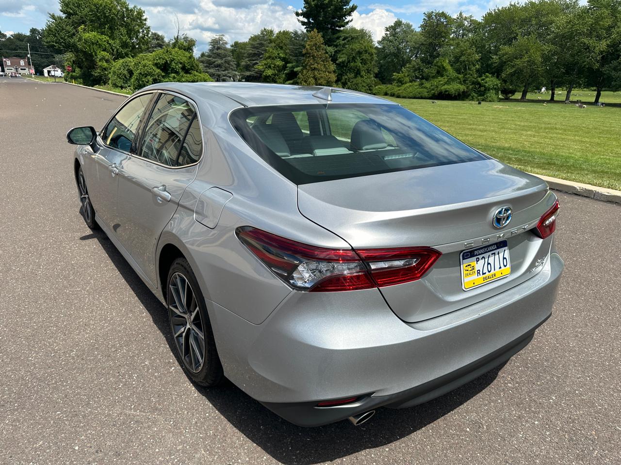 Toyota Camry Hybrid XLE CVT (Natl) 2021