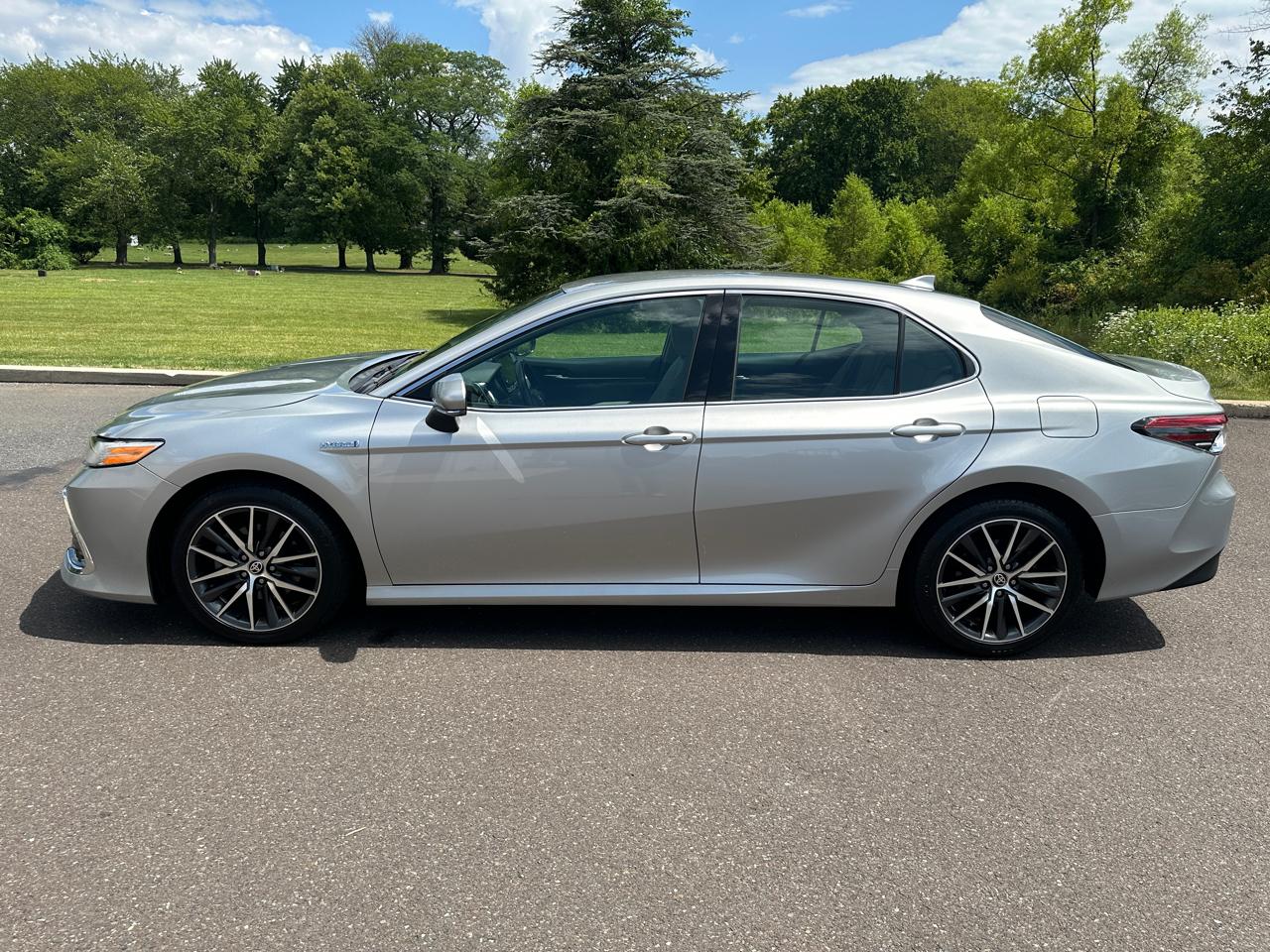 Toyota Camry Hybrid XLE CVT (Natl) 2021