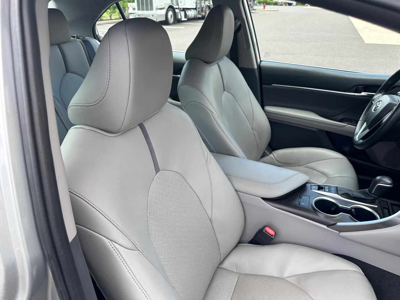 Toyota Camry Hybrid XLE CVT (Natl) 2021