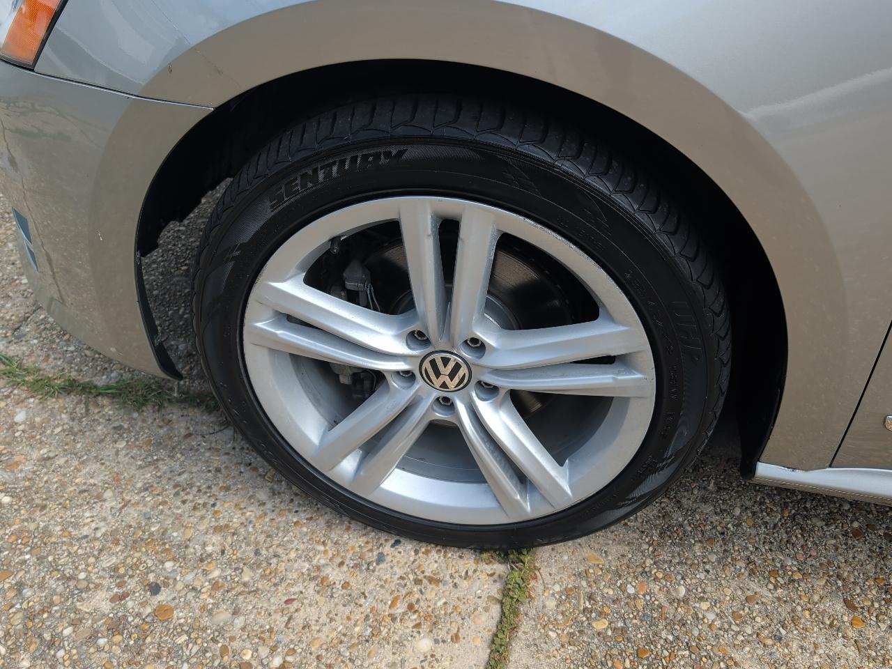 Volkswagen Passat 4dr Sdn 2.0L DSG TDI SEL Premium 2012
