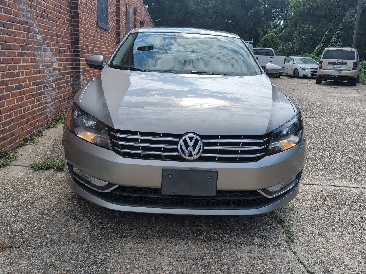 Volkswagen Passat 4dr Sdn 2.0L DSG TDI SEL Premium 2012