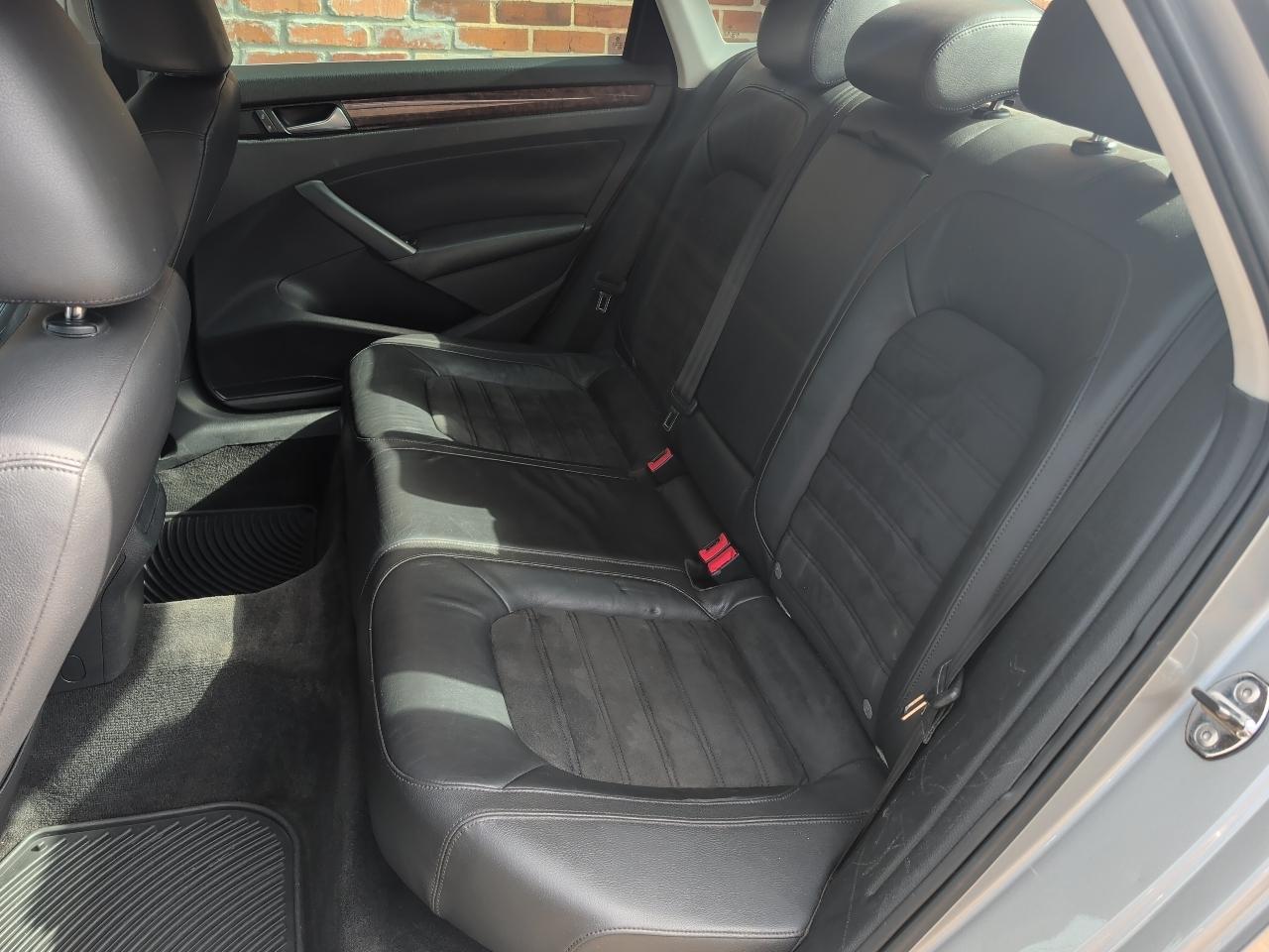 Volkswagen Passat 4dr Sdn 2.0L DSG TDI SEL Premium 2012