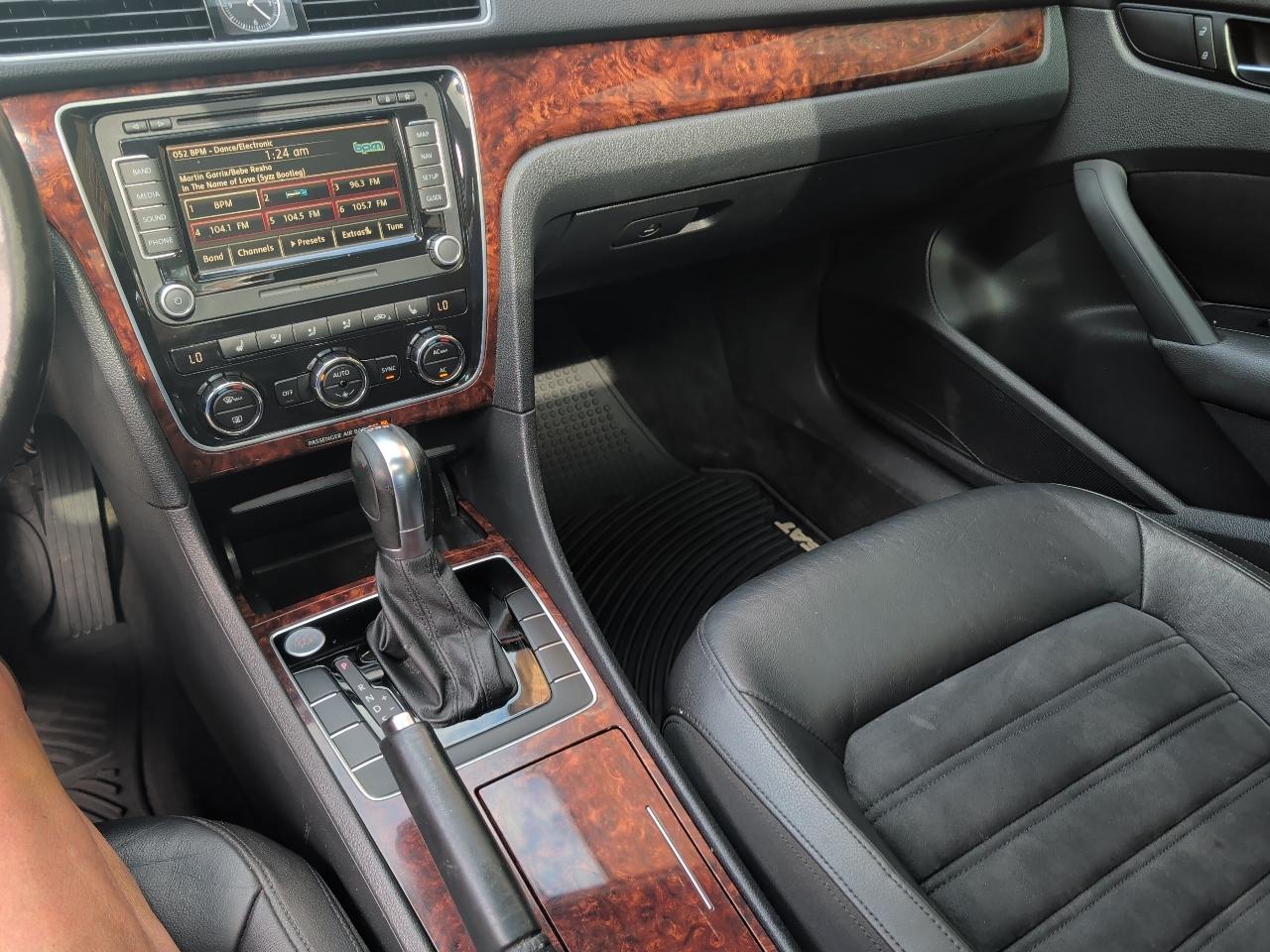 Volkswagen Passat 4dr Sdn 2.0L DSG TDI SEL Premium 2012