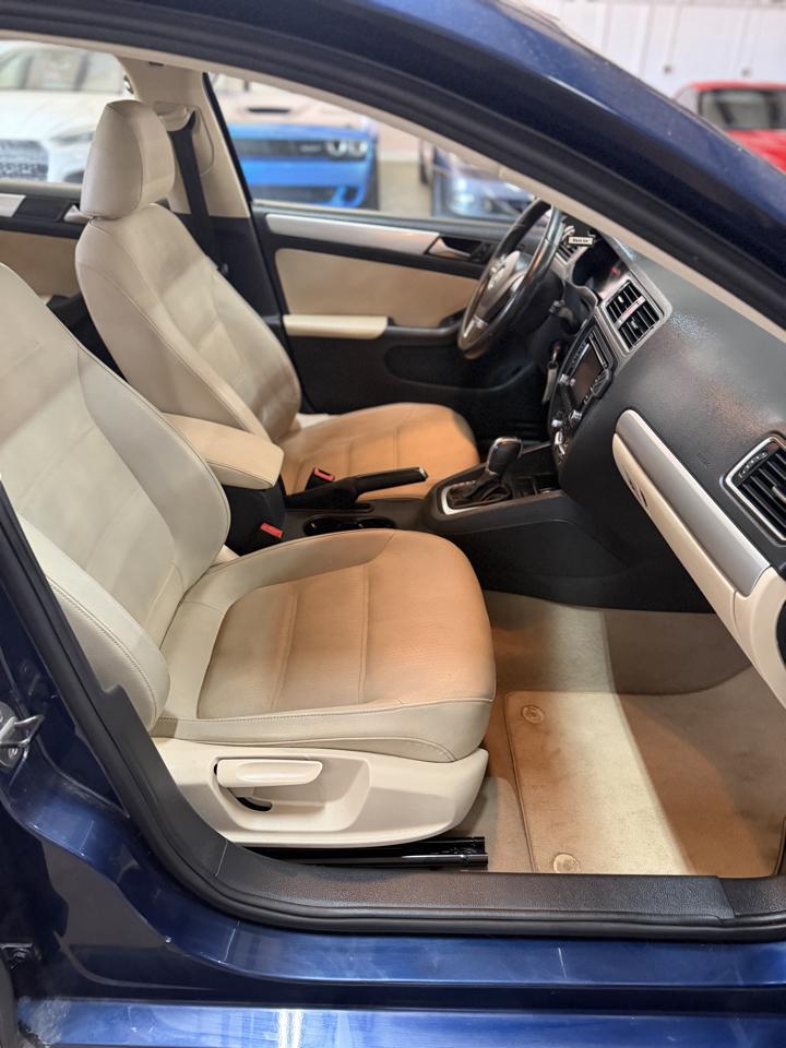 Volkswagen Jetta 4dr DSG TDI 2012