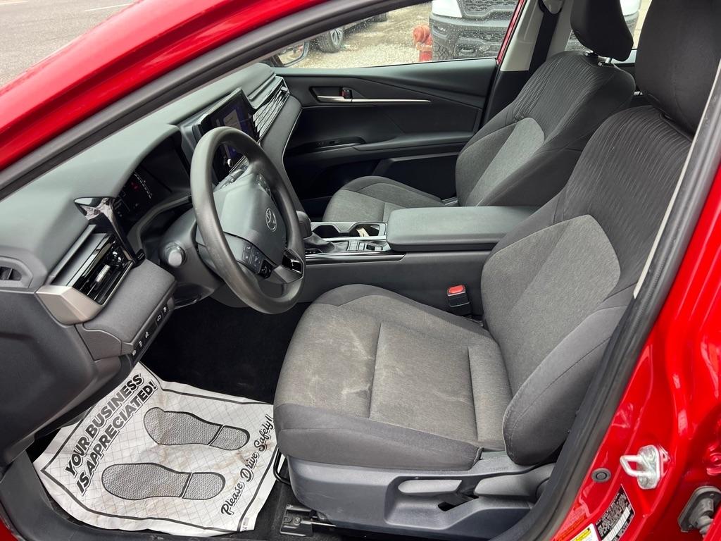 Toyota Camry Hybrid XLE 2025