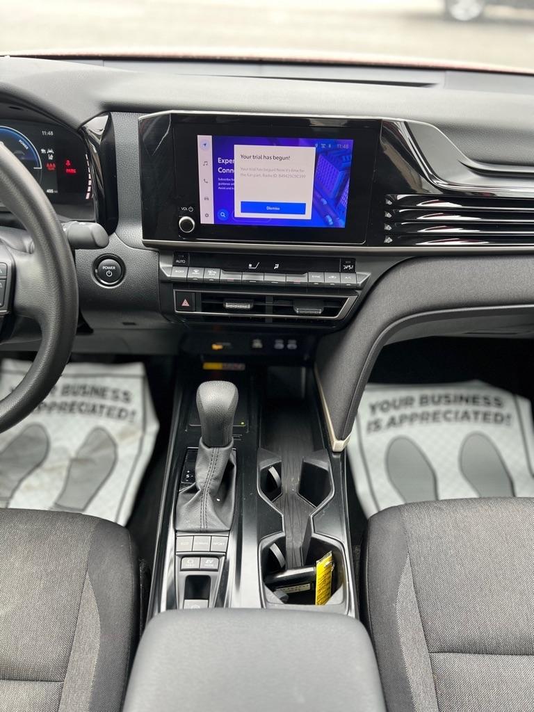 Toyota Camry Hybrid XLE 2025