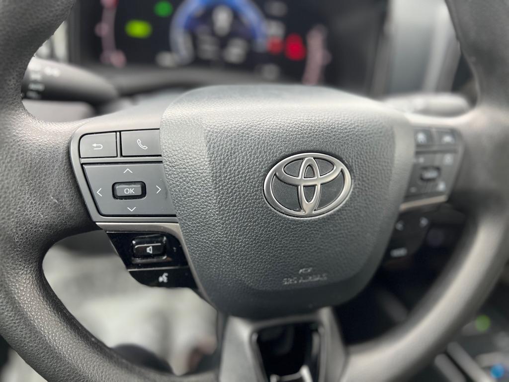 Toyota Camry Hybrid XLE 2025