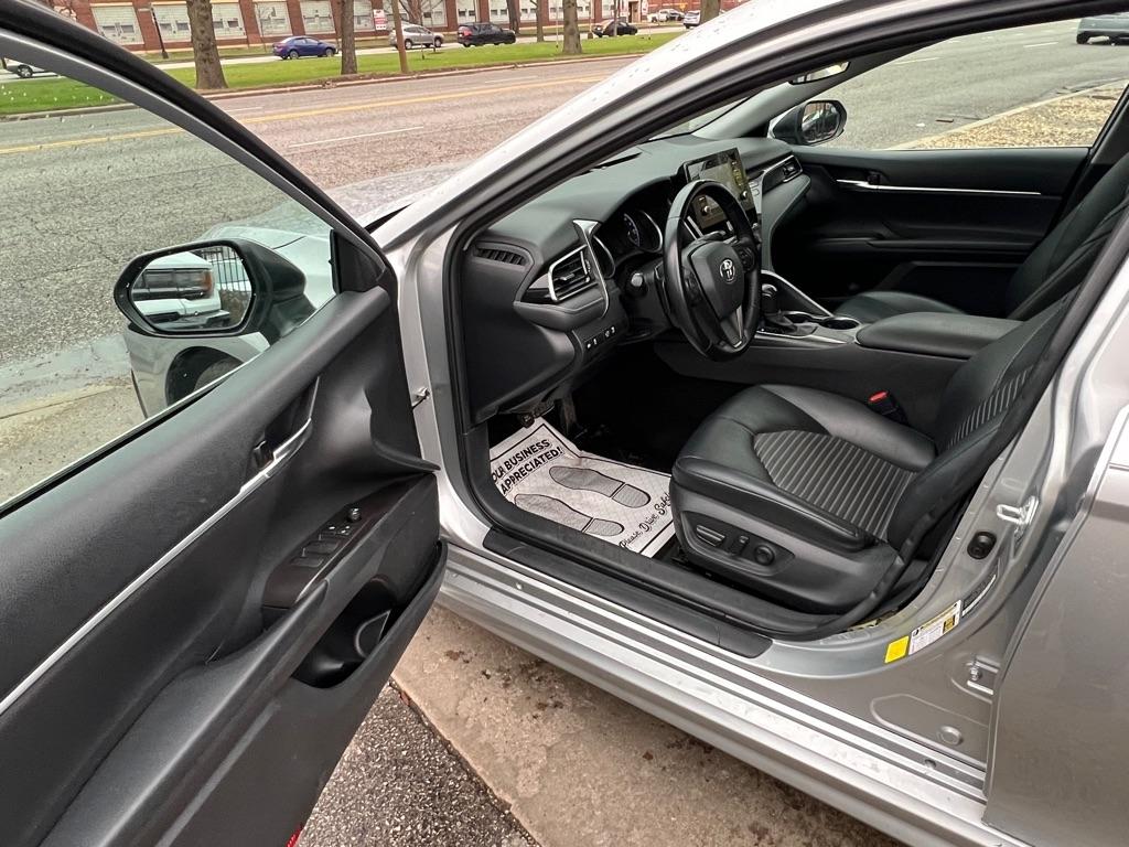 Toyota Camry SE 2021