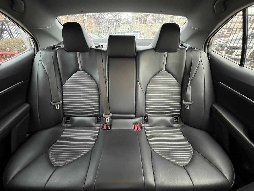 Toyota Camry SE 2021