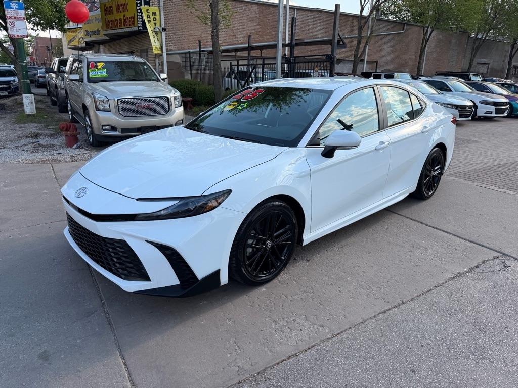 Toyota Camry Hybrid XLE 2025