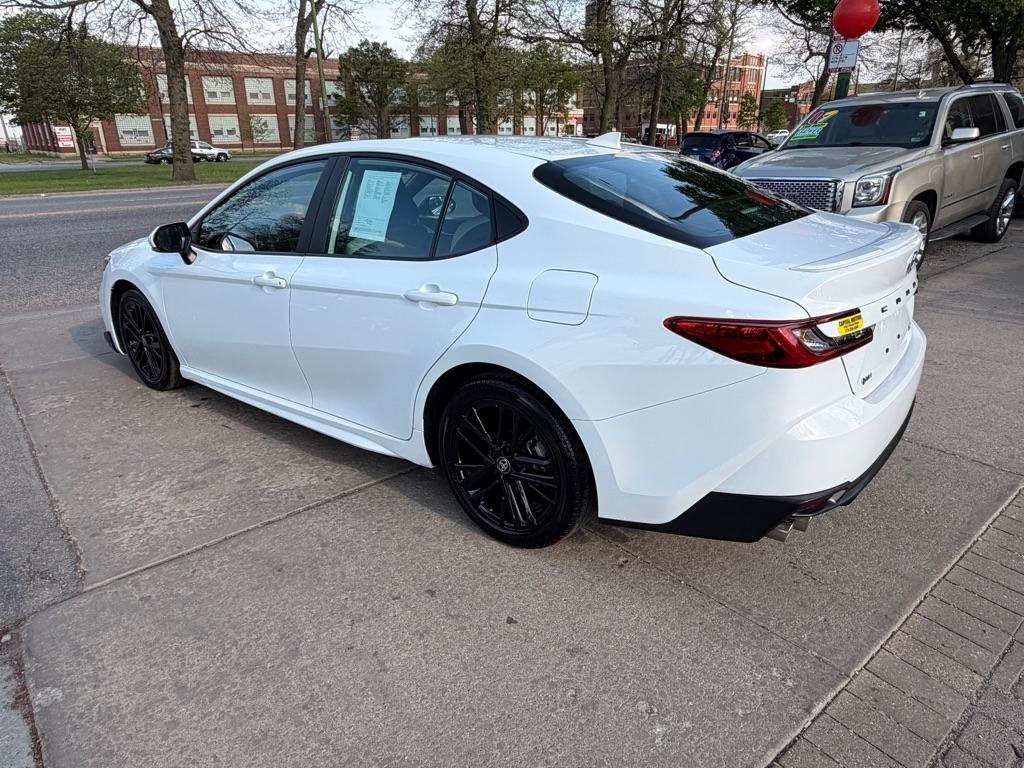 Toyota Camry Hybrid XLE 2025