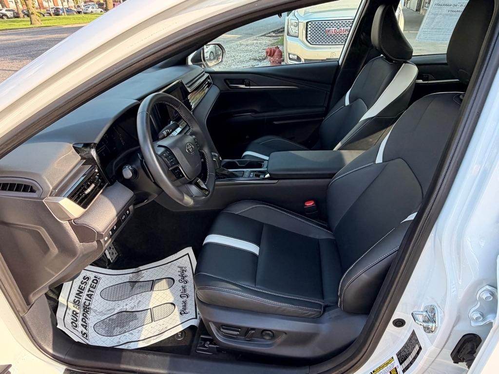 Toyota Camry Hybrid XLE 2025