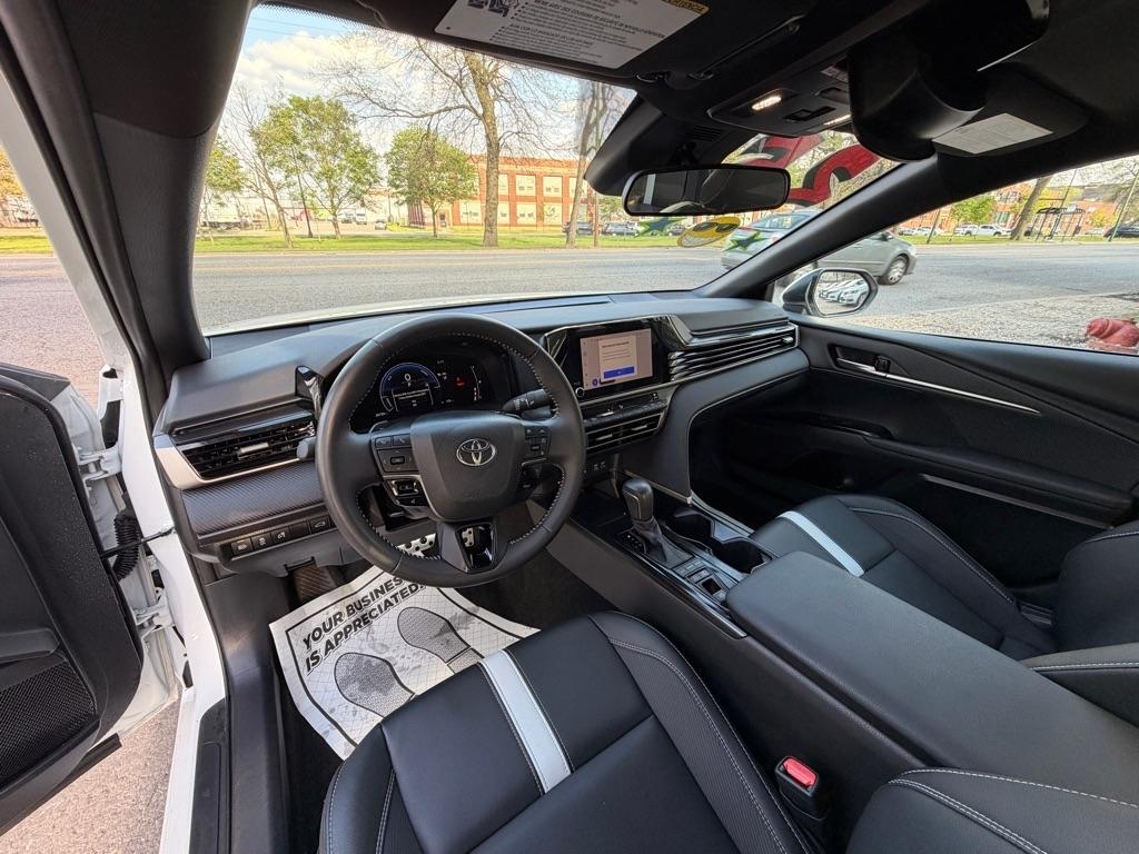 Toyota Camry Hybrid XLE 2025