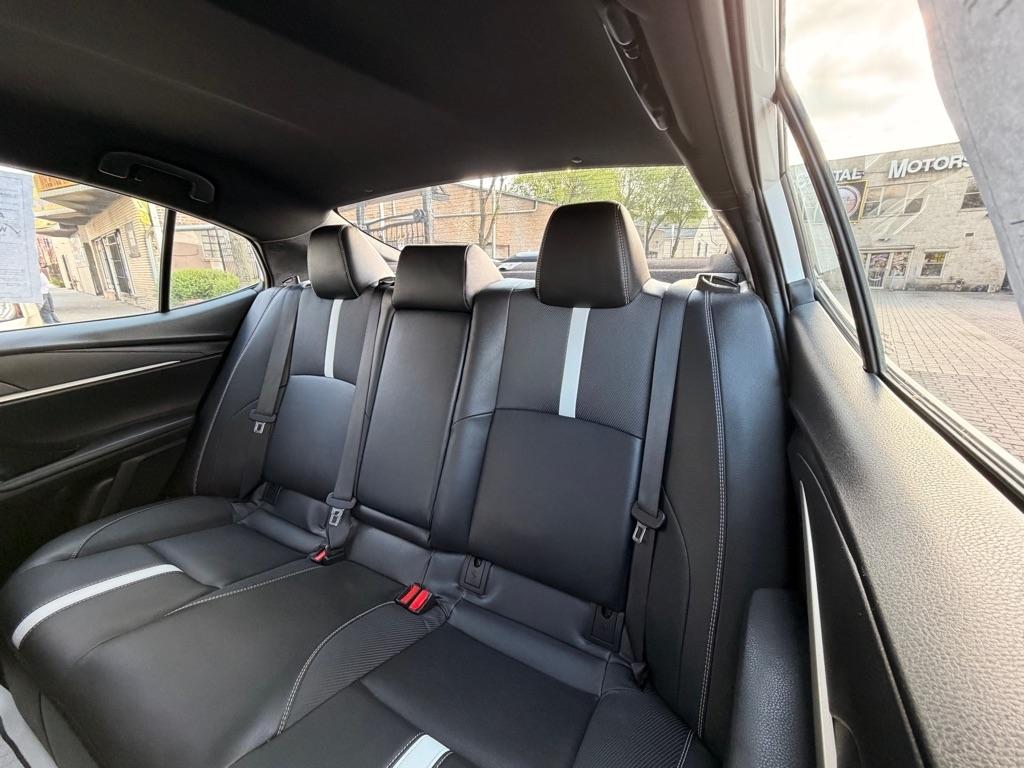 Toyota Camry Hybrid XLE 2025