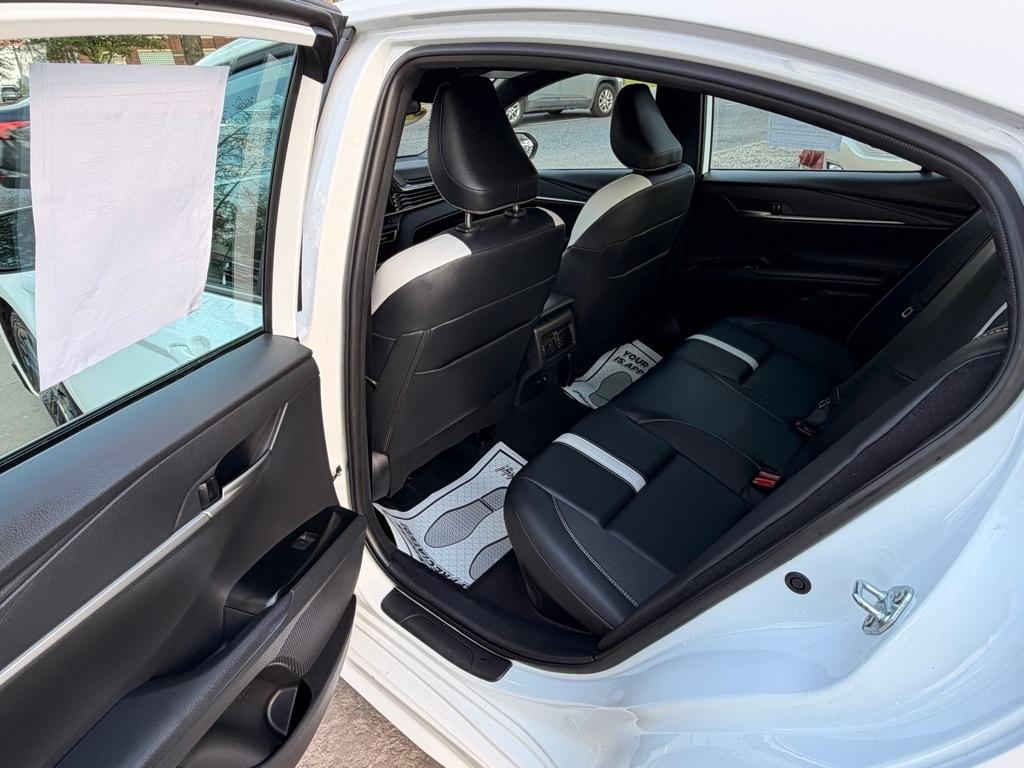 Toyota Camry Hybrid XLE 2025