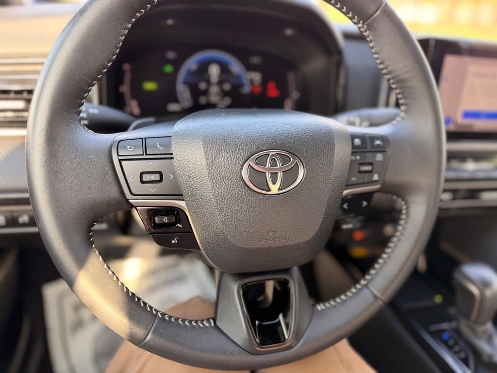 Toyota Camry Hybrid XLE 2025