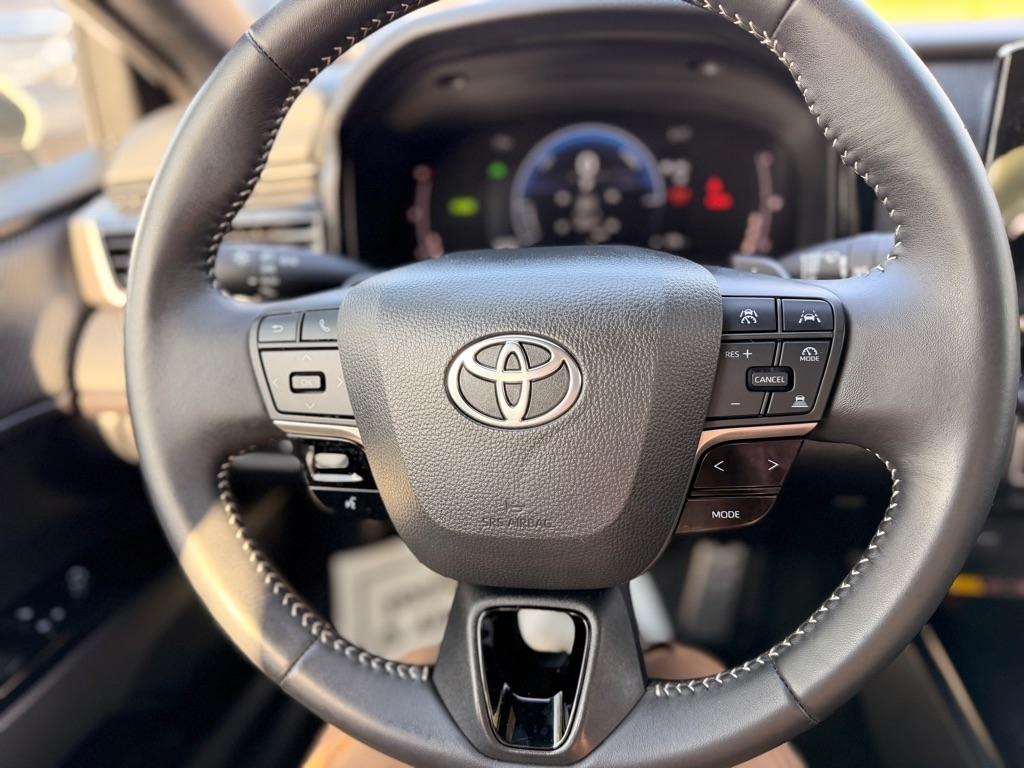 Toyota Camry Hybrid XLE 2025