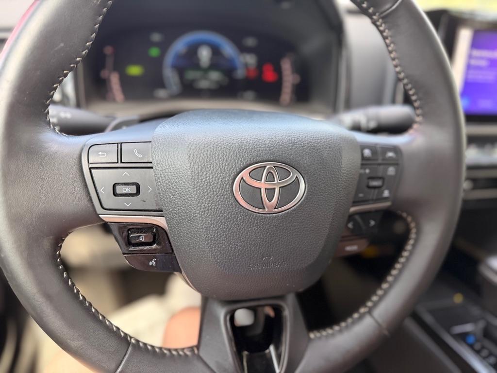 Toyota Camry Hybrid XLE 2025