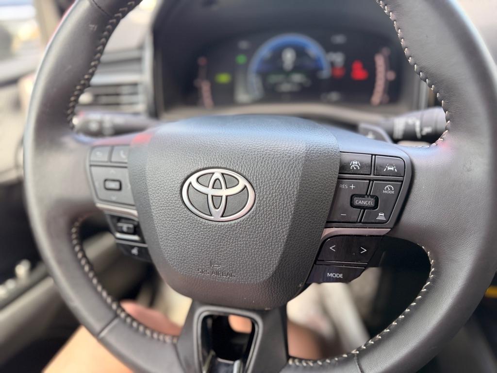 Toyota Camry Hybrid XLE 2025