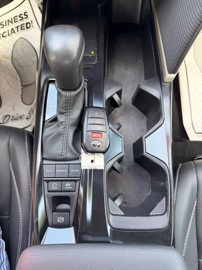 Toyota Camry Hybrid XLE 2025