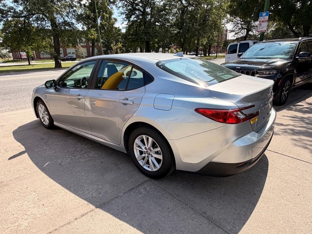 Toyota Camry Hybrid XLE 2025