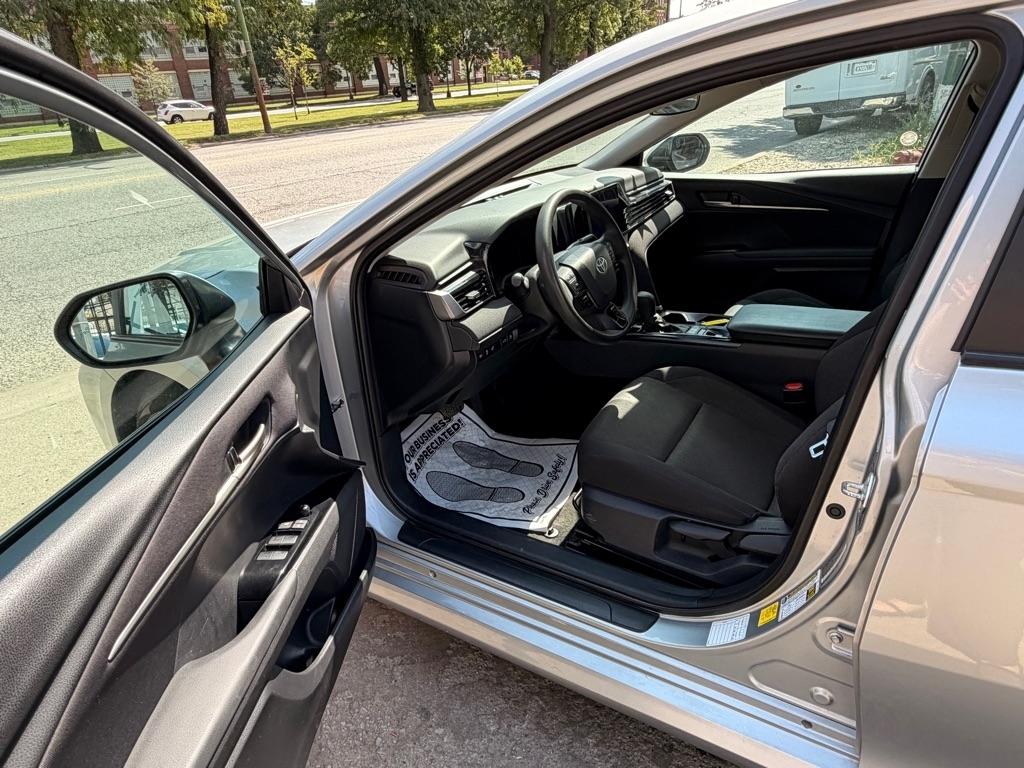 Toyota Camry Hybrid XLE 2025