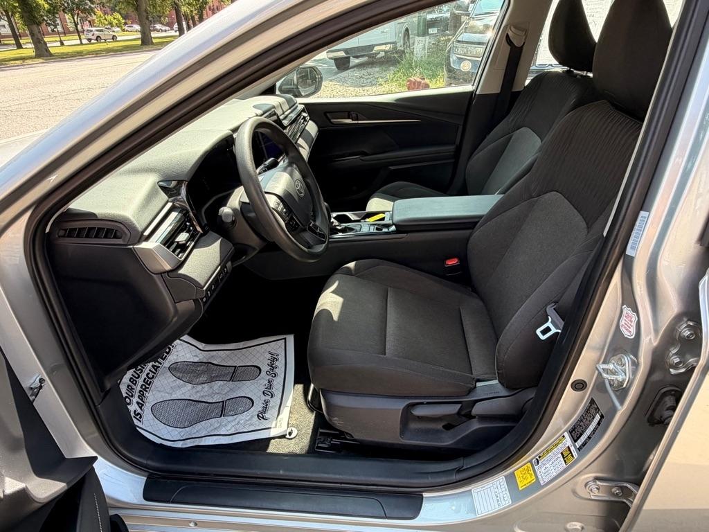 Toyota Camry Hybrid XLE 2025