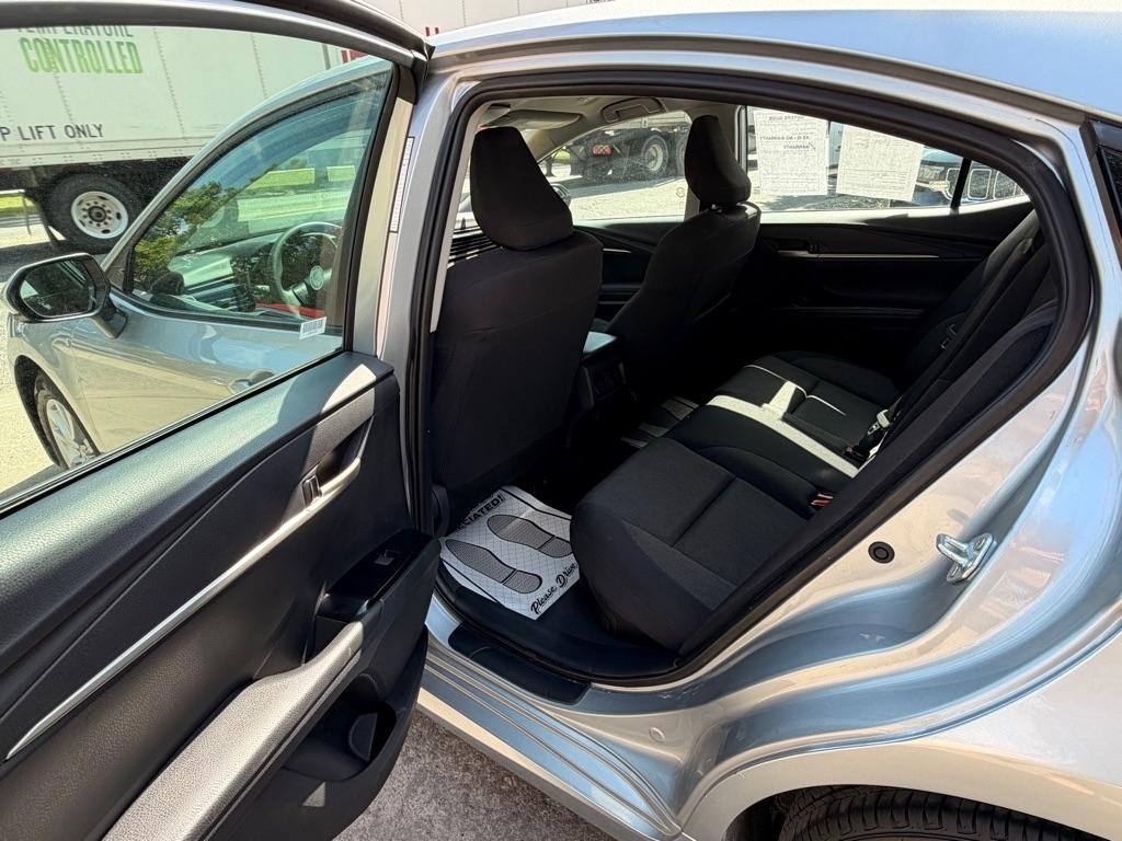 Toyota Camry Hybrid XLE 2025