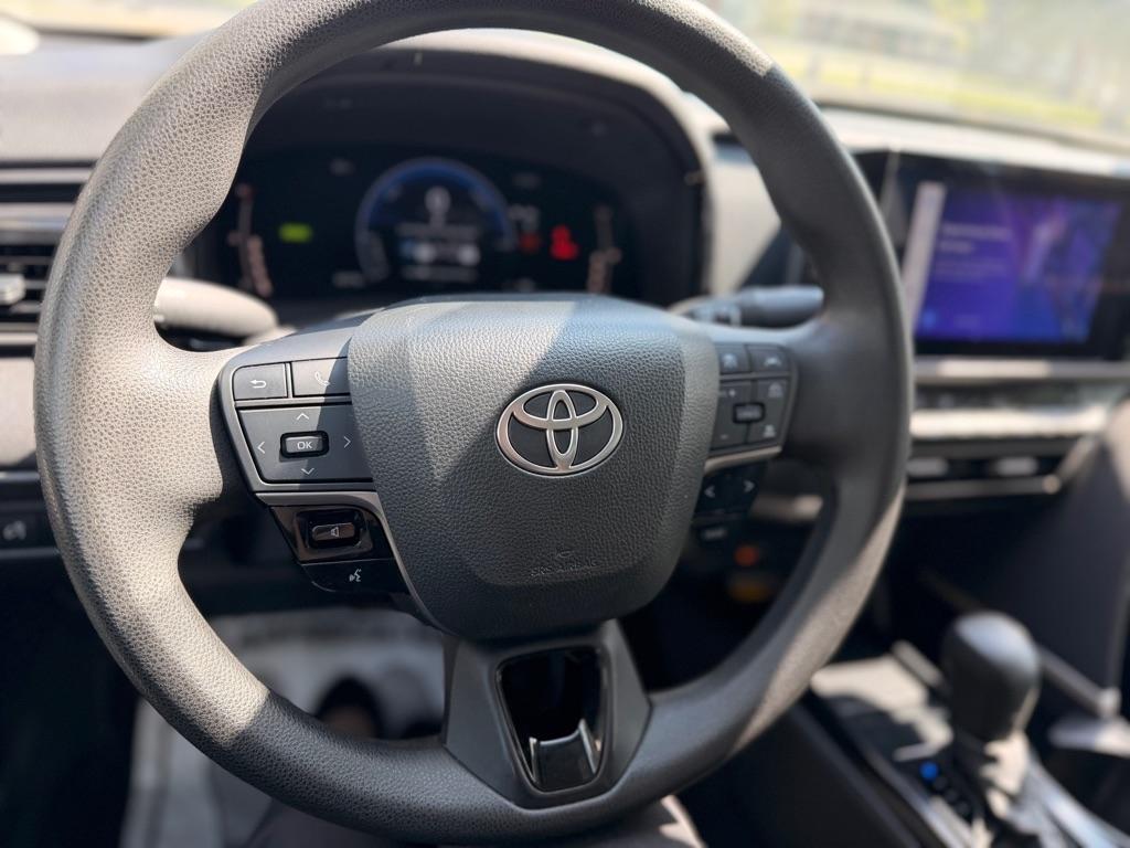 Toyota Camry Hybrid XLE 2025