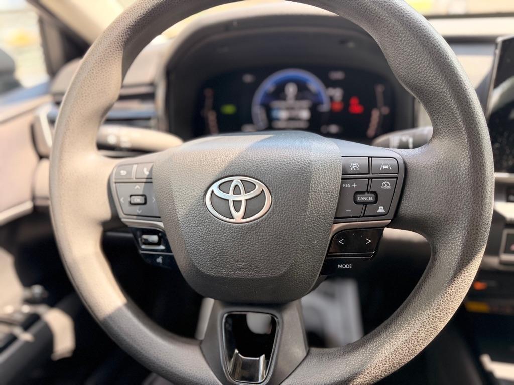 Toyota Camry Hybrid XLE 2025