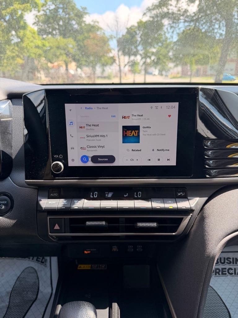Toyota Camry Hybrid XLE 2025