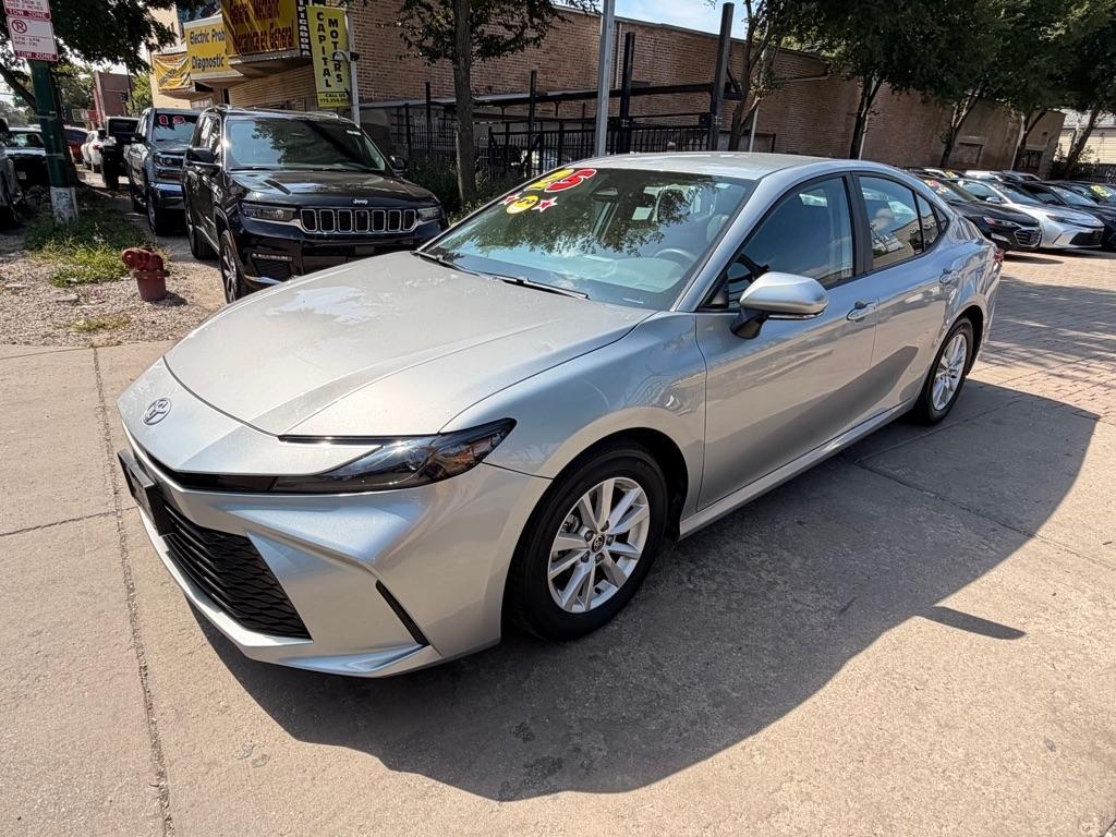 Toyota Camry Hybrid XLE 2025