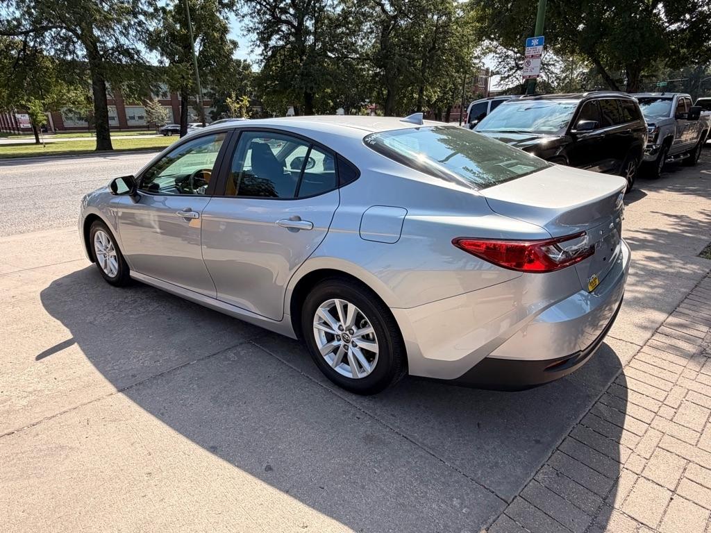 Toyota Camry Hybrid XLE 2025