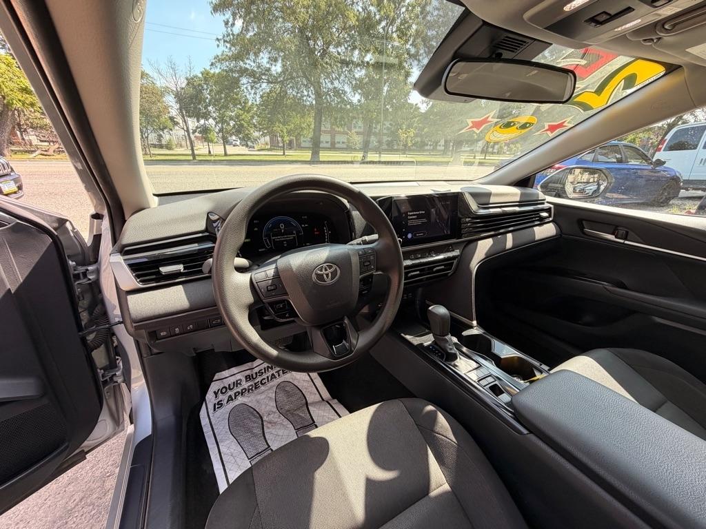 Toyota Camry Hybrid XLE 2025